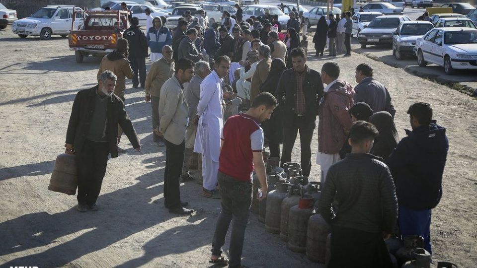 صف‌های طولانی دریافت سیلندر گاز در زابل