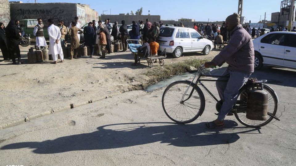 صف‌های طولانی دریافت سیلندر گاز در زابل