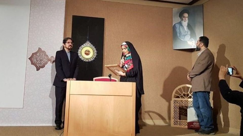 تقدیر از بهرام قاسمی برای ۳۳ ماه پاسخگویی + تصاویر تقدیر از بهرام قاسمی برای ۳۳ ماه پاسخگویی + تصاویر