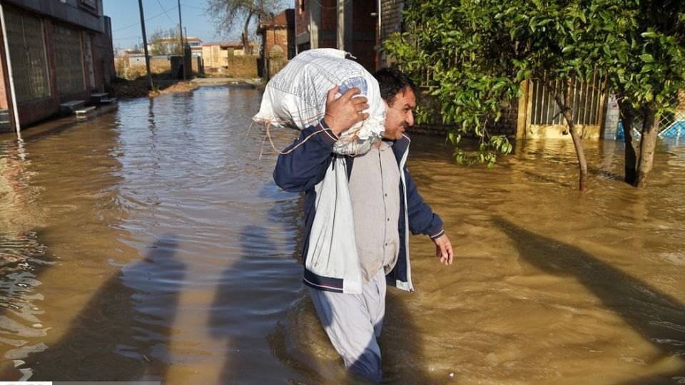 سیل در آق‌قلا و کمک‌رسانی مردمی