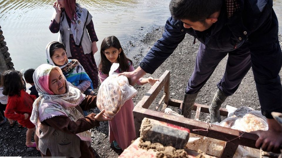 سیل در آق‌قلا و کمک‌رسانی مردمی