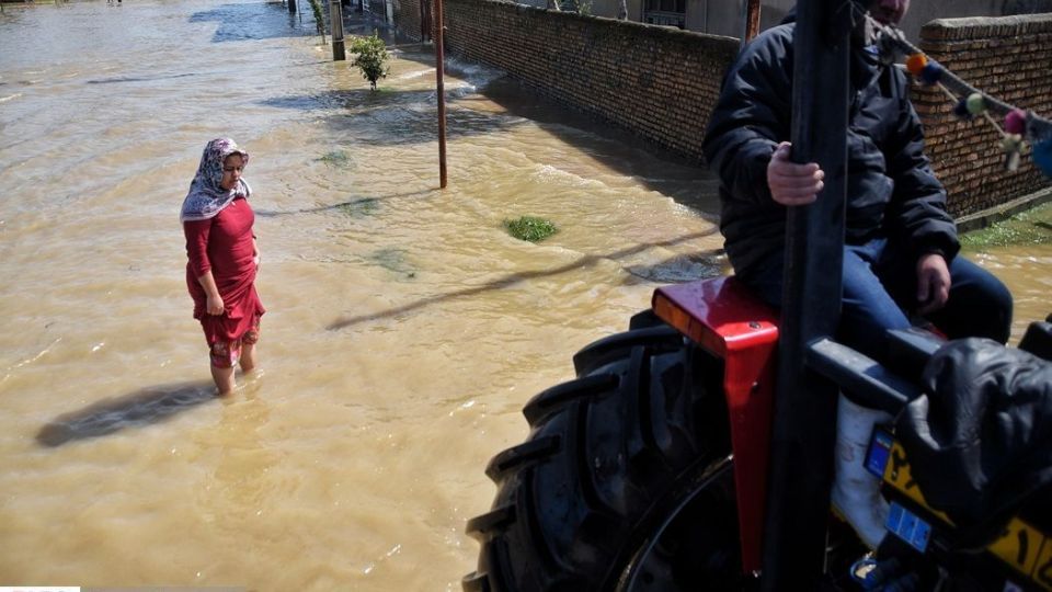 سیل در آق‌قلا و کمک‌رسانی مردمی