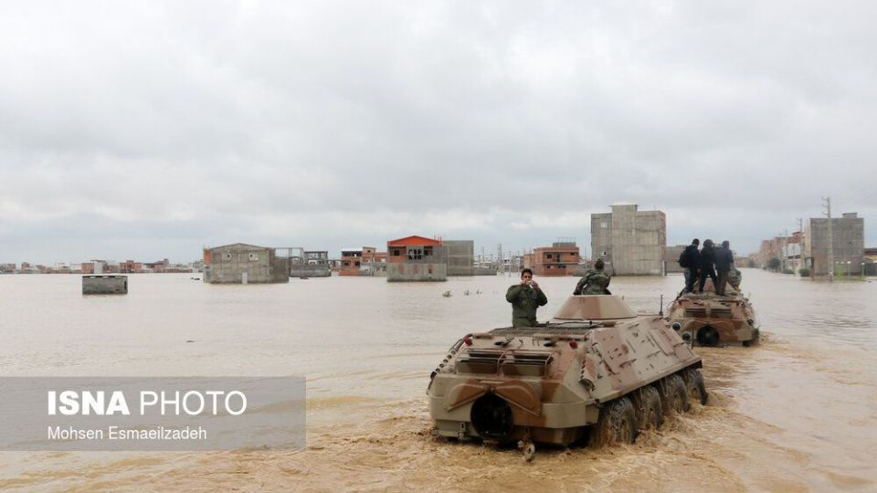 نفربرهای آبی-خاکی نیروی زمینی ارتش به کمک سیل‌زدگان آمد