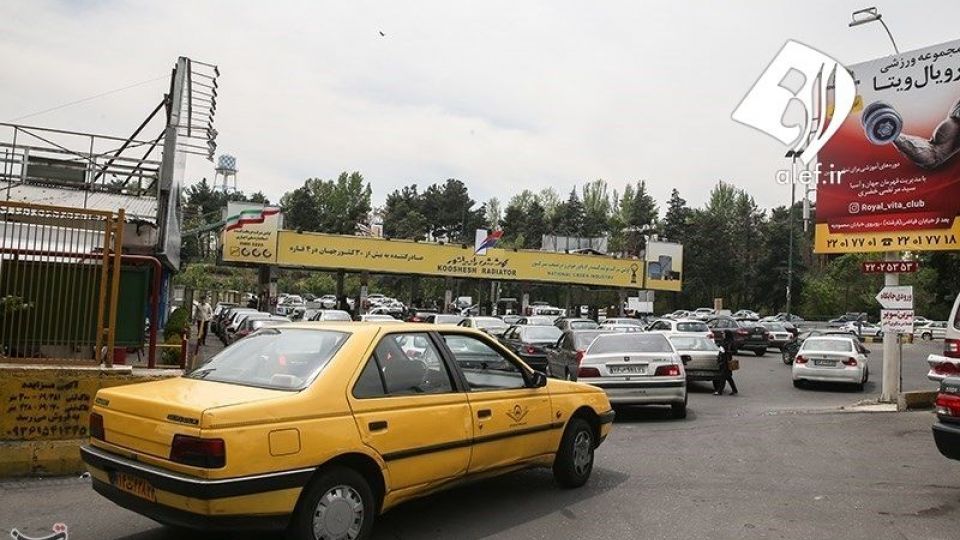 صف طولانی مقابل پمپ بنزین ها