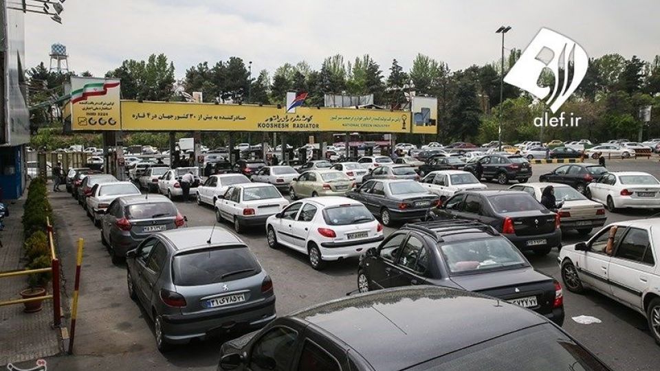 صف طولانی مقابل پمپ بنزین ها