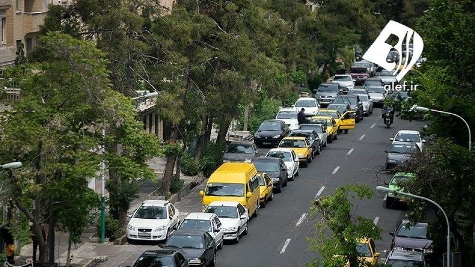 صف طولانی مقابل پمپ بنزین ها