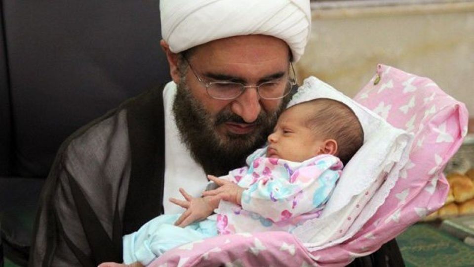 چرا در گوش نوزاد اذان میگوییم؟ چرا در گوش نوزاد اذان میگوییم؟