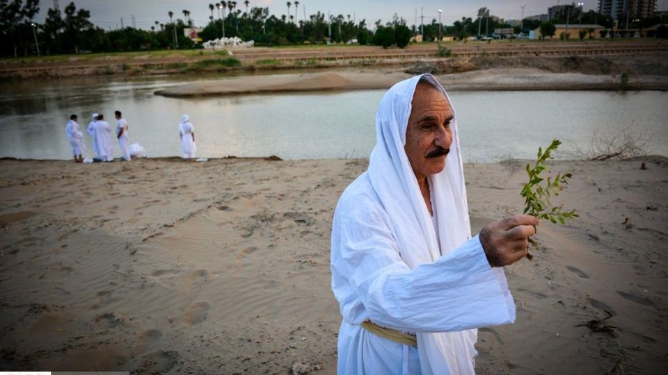 مراسم غسل تعمید مندائیان در رود کارون