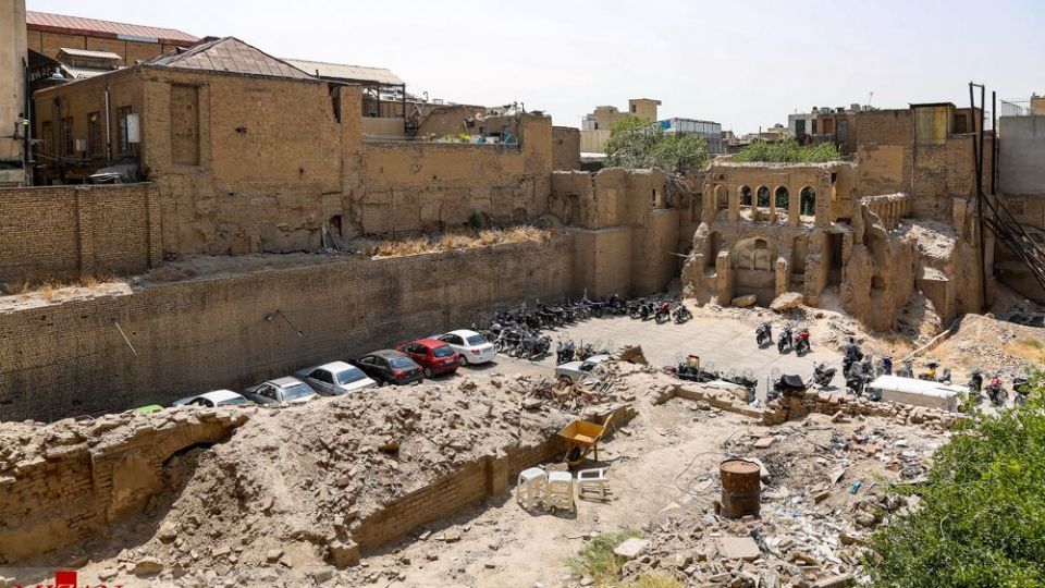 یادگار مخروبه قاجاریه در بازار تهران