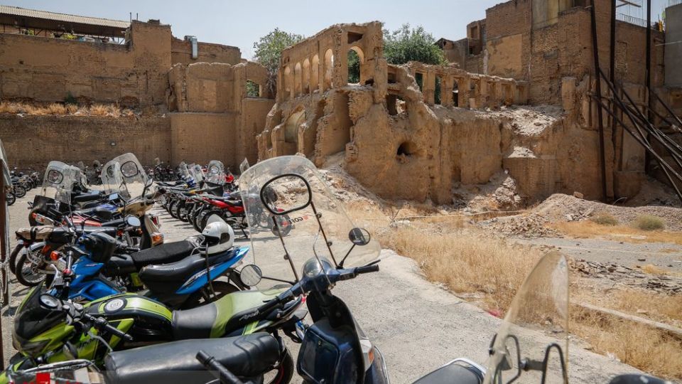 یادگار مخروبه قاجاریه در بازار تهران