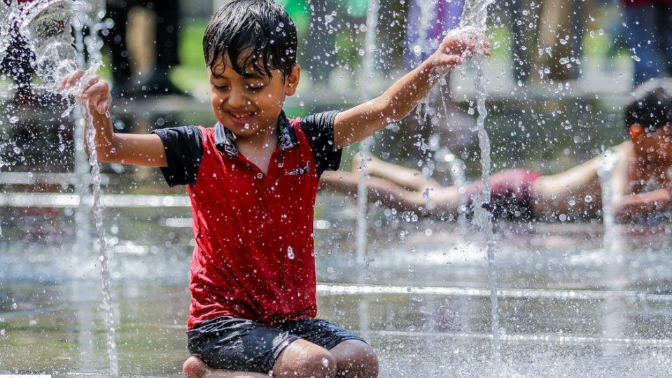 آب‌بازی در تابستان داغ