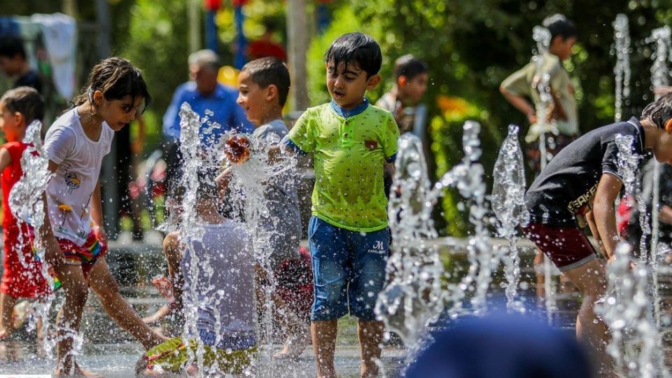 آب‌بازی در تابستان داغ
