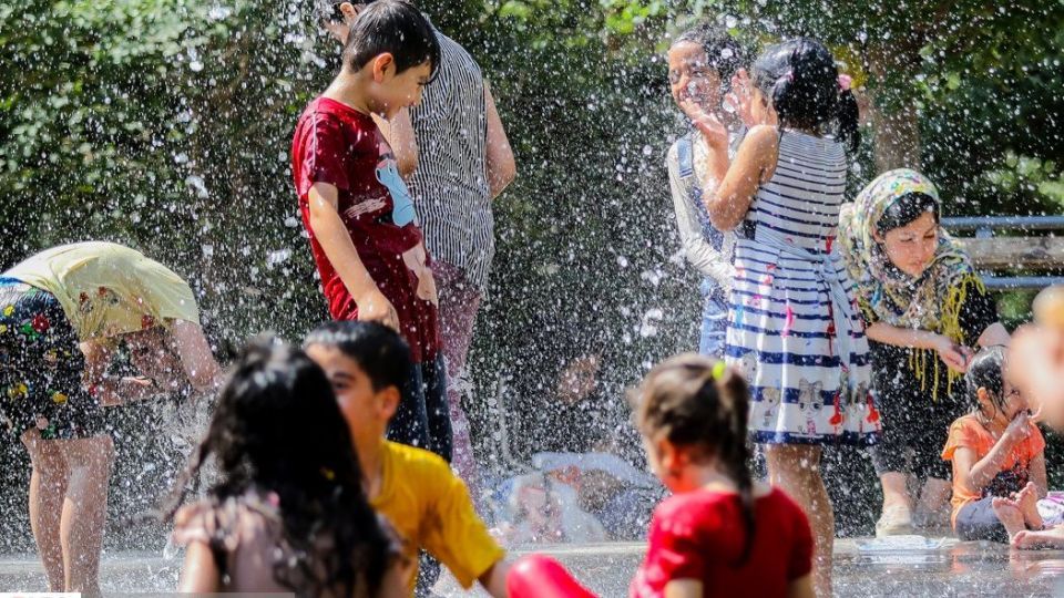 آب‌بازی در تابستان داغ