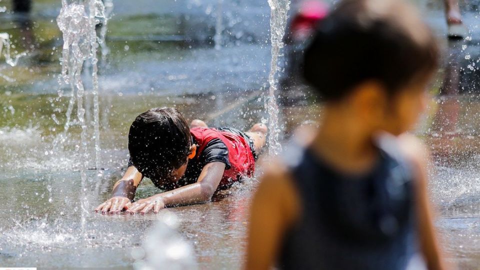 آب‌بازی در تابستان داغ