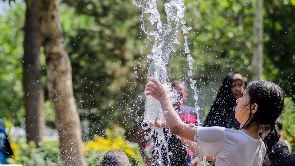 آب‌بازی در تابستان داغ