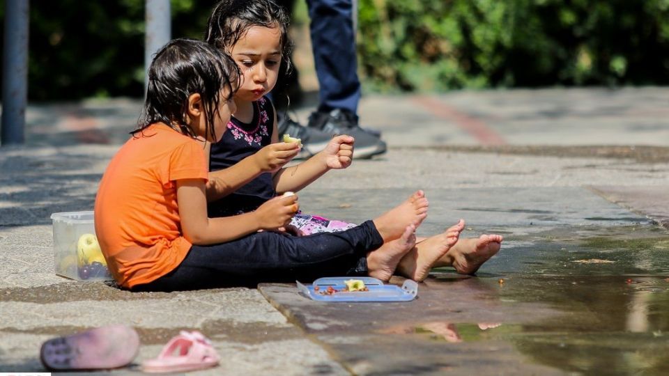 آب‌بازی در تابستان داغ