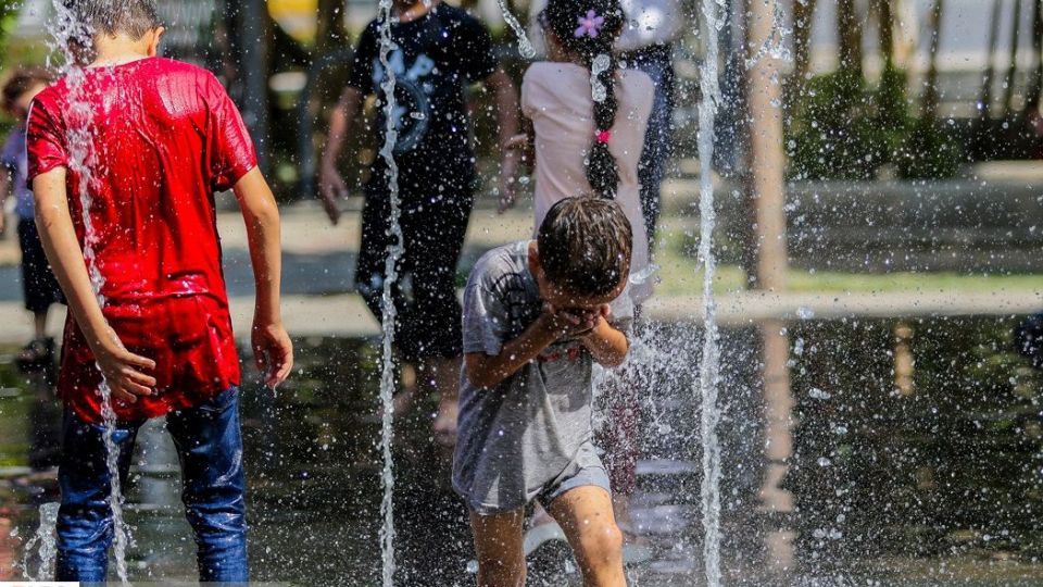 آب‌بازی در تابستان داغ