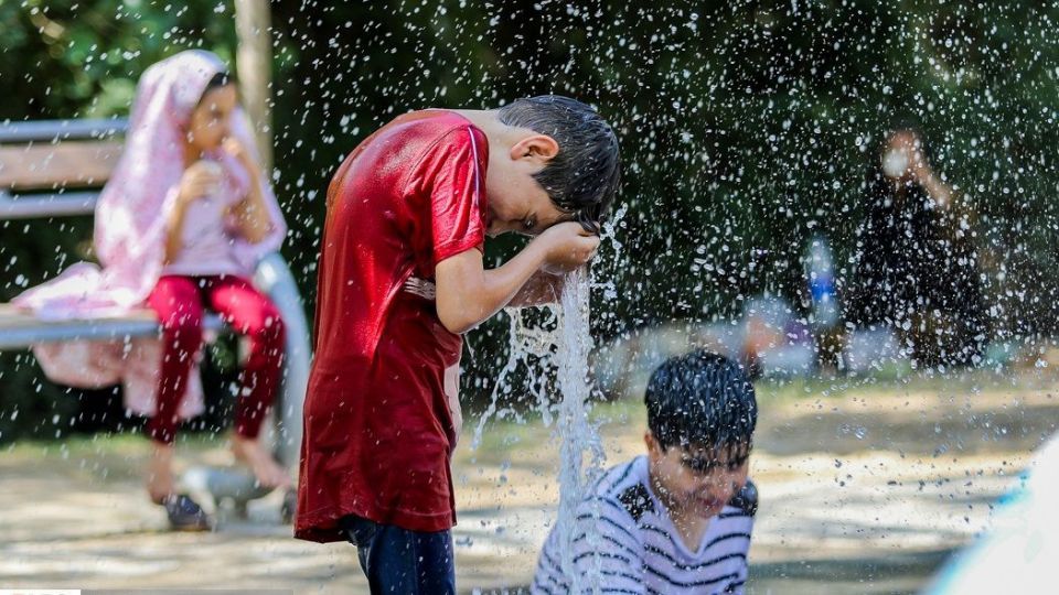 آب‌بازی در تابستان داغ