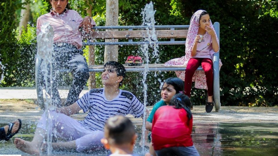 آب‌بازی در تابستان داغ