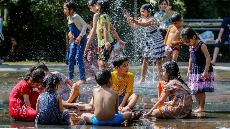 آب‌بازی در تابستان داغ