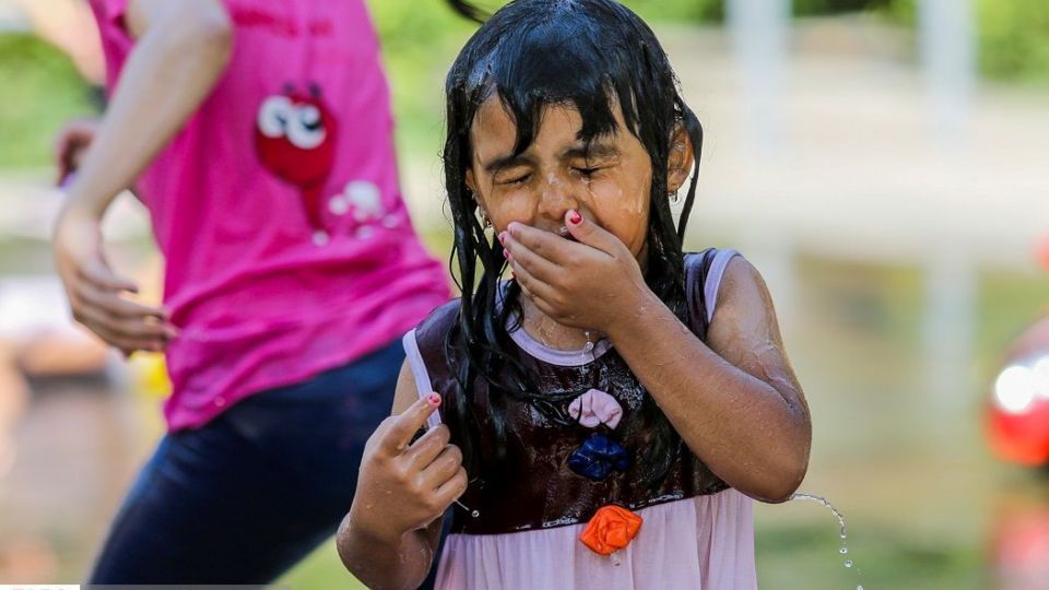 آب‌بازی در تابستان داغ