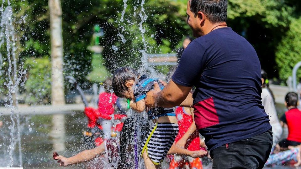 آب‌بازی در تابستان داغ