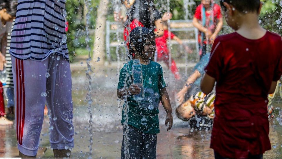 آب‌بازی در تابستان داغ