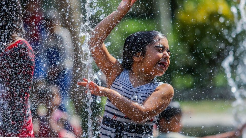 آب‌بازی در تابستان داغ