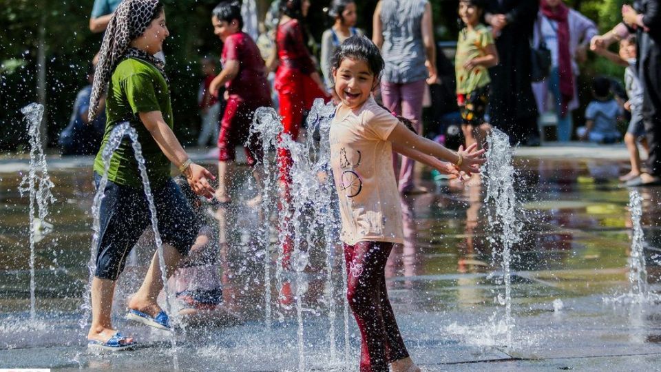آب‌بازی در تابستان داغ
