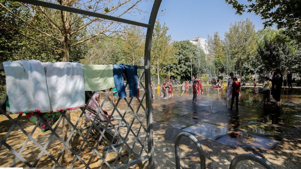 آب‌بازی در تابستان داغ