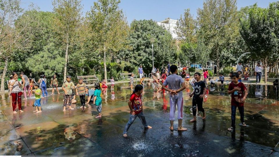 آب‌بازی در تابستان داغ
