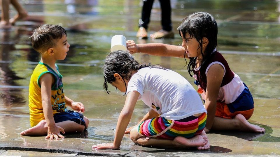 آب‌بازی در تابستان داغ