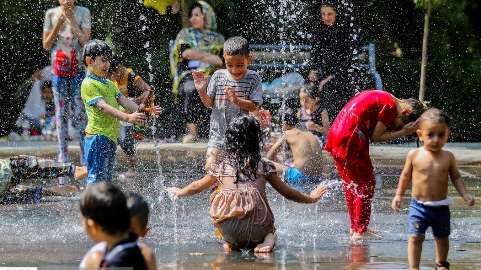 آب‌بازی در تابستان داغ
