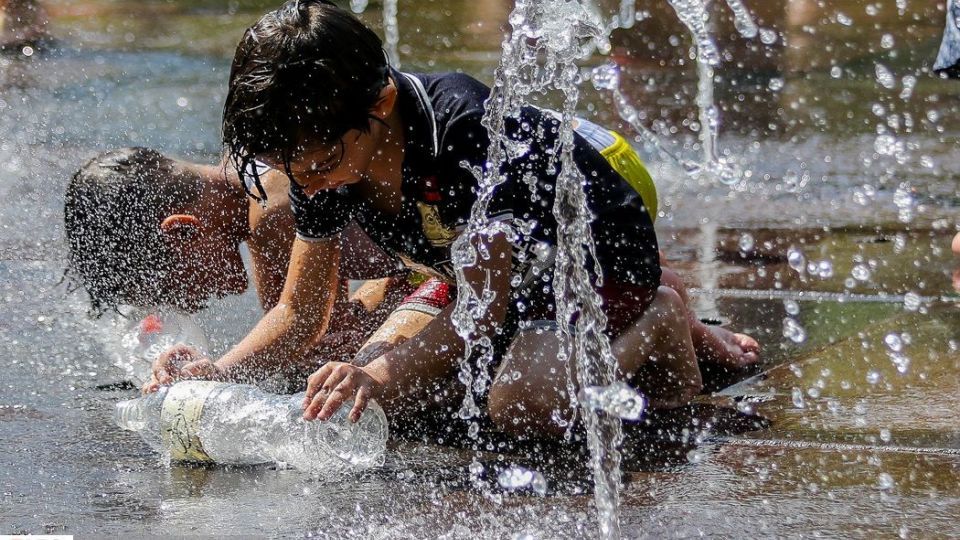 آب‌بازی در تابستان داغ