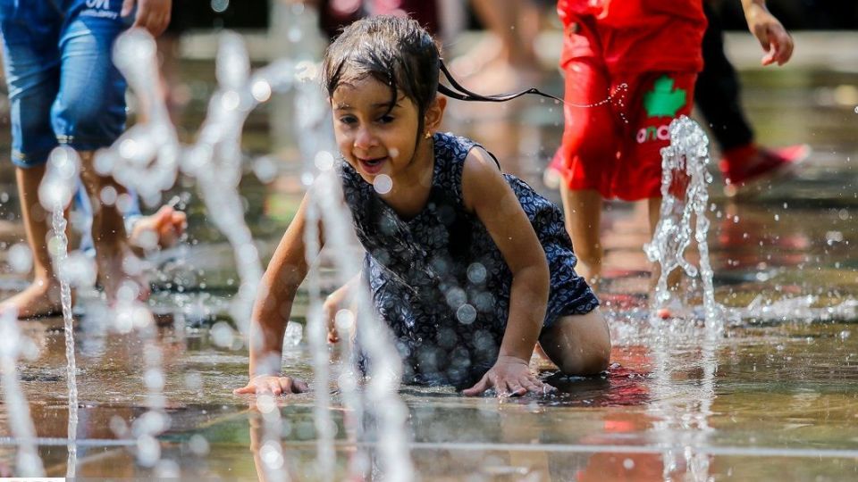 آب‌بازی در تابستان داغ
