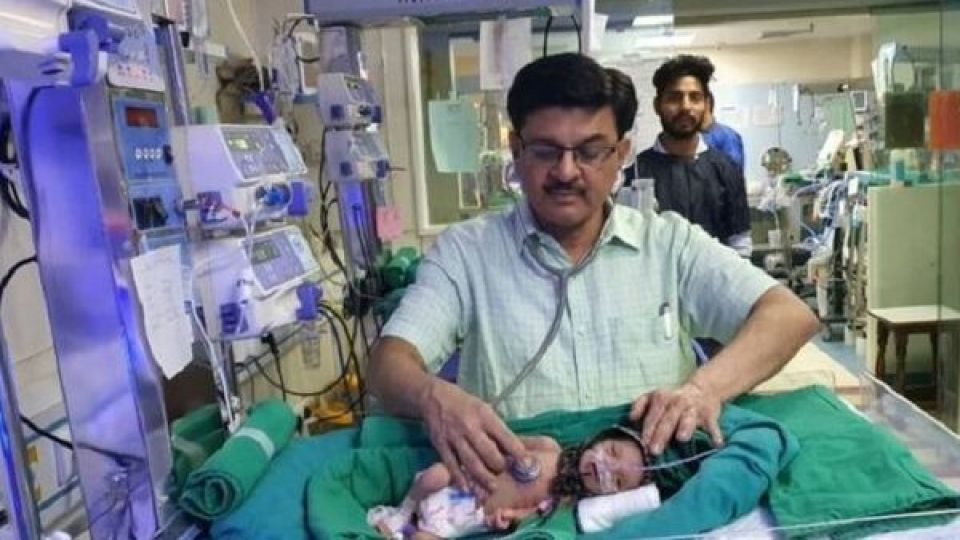 نوزادی که پس از ۴ روز زنده از قبر بیرون آمد! نوزادی که پس از ۴ روز زنده از قبر بیرون آمد!