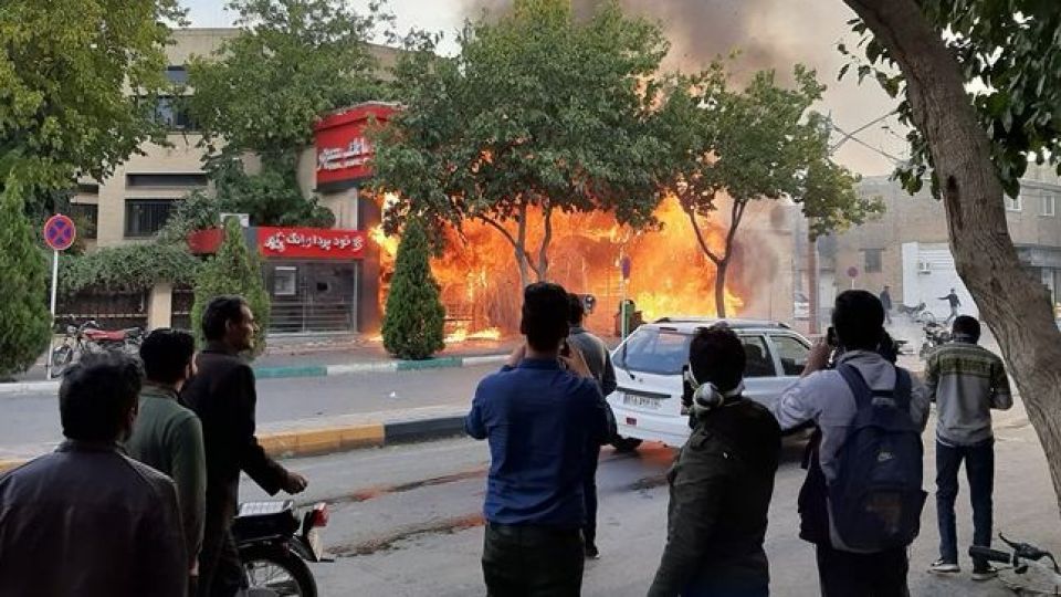 برآورد حضور ۸۷۴۰۰ نفر در اعتراضات روزهای گذشته/ آتش زدن بیش از ۱۰۰ بانک در کشور برآورد حضور ۸۷۴۰۰ نفر در اعتراضات روزهای گذشته/ آتش زدن بیش از ۱۰۰ بانک در کشور