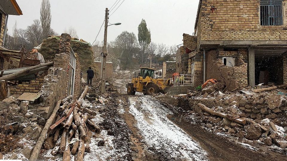 بارش برف در روستای زلزله زده ورنکش