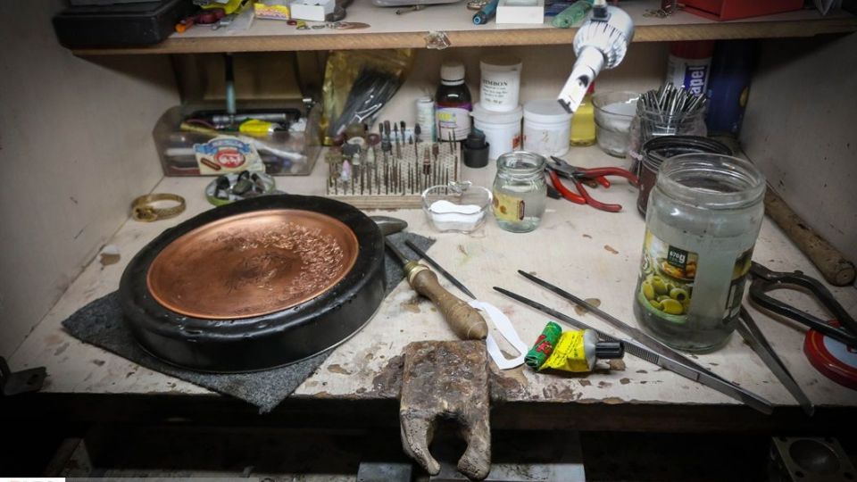 کارگاه انگشتر سازی و قلم زنی