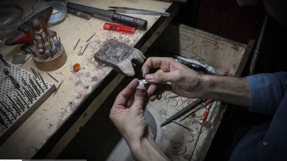کارگاه انگشتر سازی و قلم زنی