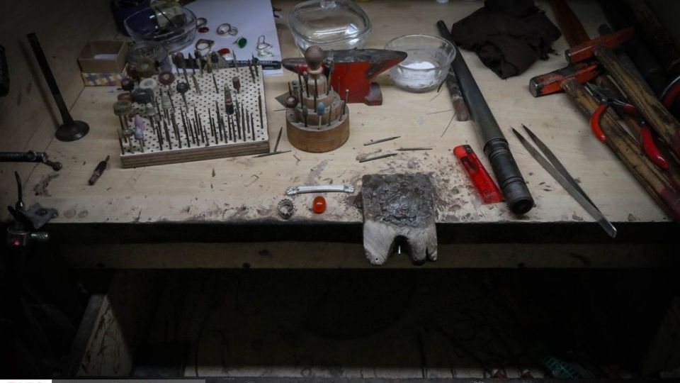 کارگاه انگشتر سازی و قلم زنی