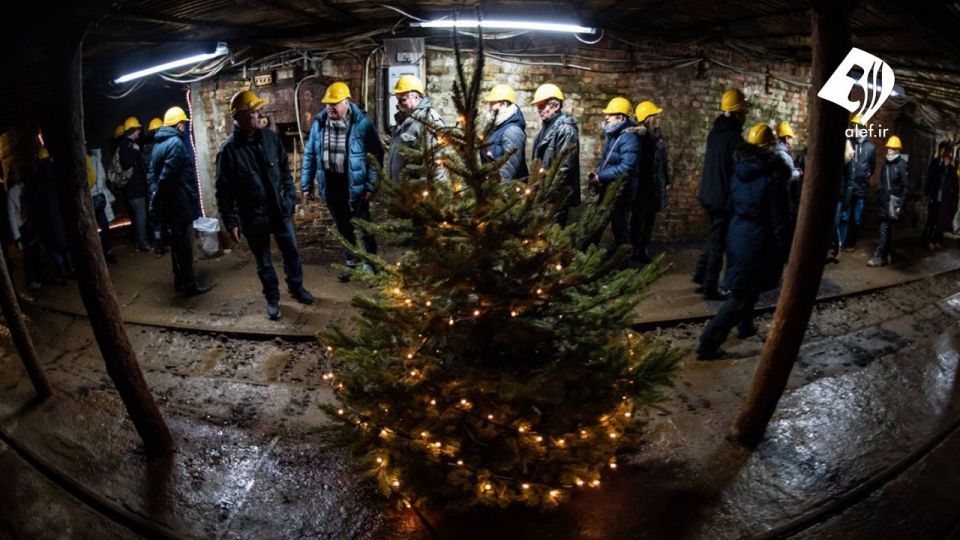 بازار کریسمس در تونل‌های معدن سنگ ۱۰۰۰ ساله
