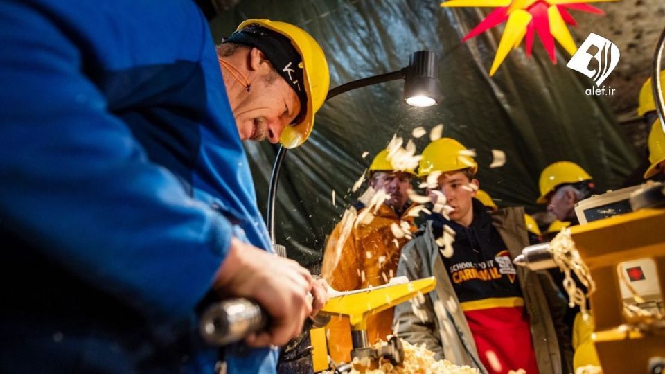 بازار کریسمس در تونل‌های معدن سنگ ۱۰۰۰ ساله