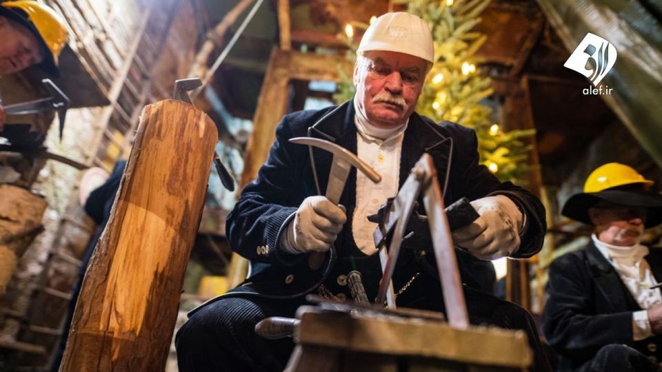 بازار کریسمس در تونل‌های معدن سنگ ۱۰۰۰ ساله