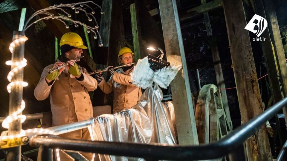 بازار کریسمس در تونل‌های معدن سنگ ۱۰۰۰ ساله