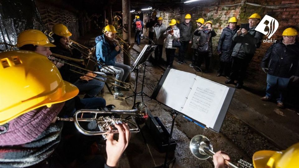 بازار کریسمس در تونل‌های معدن سنگ ۱۰۰۰ ساله