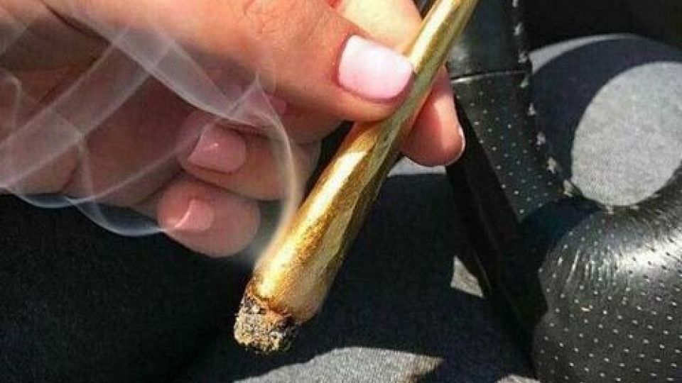 سیگار لاکچری با طعم بلوبری و روکش طلا سیگار لاکچری با طعم بلوبری و روکش طلا