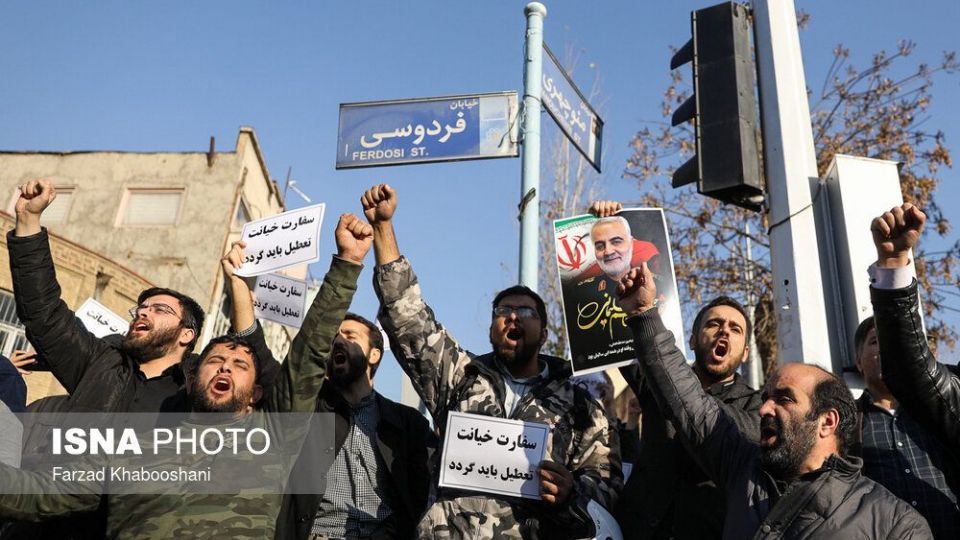 تجمع دانشجویان و طلاب در مقابل سفارت انگلیس