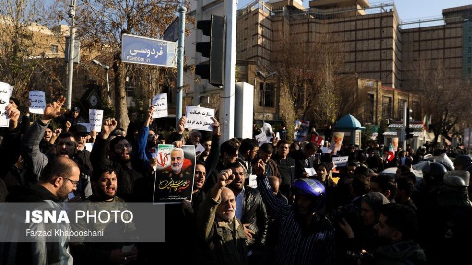 تجمع دانشجویان و طلاب در مقابل سفارت انگلیس