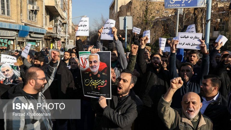 تجمع دانشجویان و طلاب در مقابل سفارت انگلیس